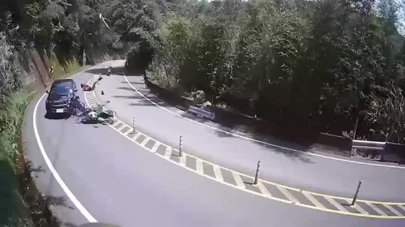 重機狠撞對向休旅車，騎士當場噴飛。（圖／翻攝自臉書社團「爆廢公社」）