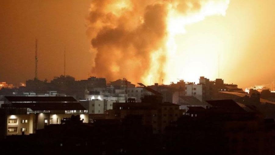 Fuerzas israelíes bombardean Gaza en respuesta al ataque de Hamás.