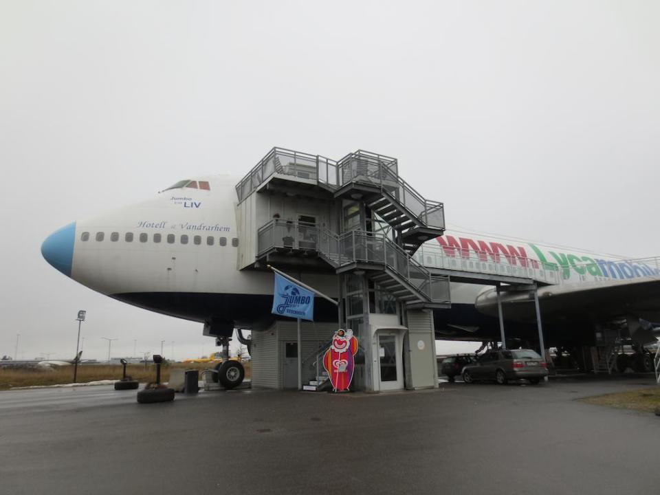 <p>Y es que el Jumbo Stay es un antiguo avión Boeing 747 que se ha convertido en un moderno y curioso alojamiento.<br><br>Foto: <a rel="nofollow noopener" href="https://www.booking.com/hotel/se/jumbo-hostel.es.html" target="_blank" data-ylk="slk:Booking/STF Jumbo Stay Stockholm;elm:context_link;itc:0;sec:content-canvas" class="link ">Booking/STF Jumbo Stay Stockholm</a> </p>