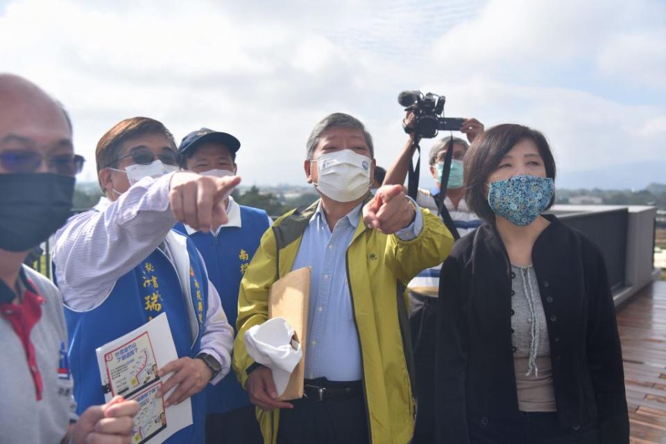 監察委員葉宜津、趙永清前往埔里福興農場關心開發案進展狀況。（記者徐義雄攝）