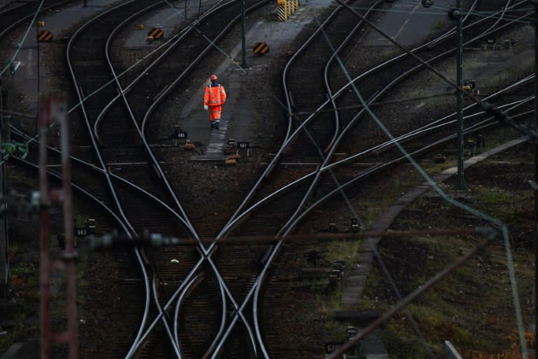 Die Deutsche Bahn (DB) erwägt einem Bericht zufolge, wegen der klammen Kassen zentrale Projekte im Bereich der Digitalisierung zu beenden. Das berichtete die Düsseldorfer "Wirtschaftswoche" am Donnerstag unter Verweis auf interne Dokumente. (Ina FASSBENDER)