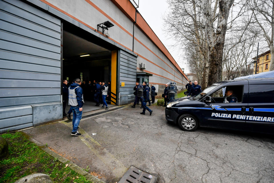 La sospensione dei colloqui ha fatto scattare la rivolta il 27 carceri. Sei finora le vittime, di cui tre a Modena. Gravi disordini a San Vittore, ma anche a Rebibbia, a Roma. Tentativi di evasione sono stati bloccati nel carcere di Foggia e in quello palermitano dell'Ucciardone. (Foto Claudio Furlan-LaPresse)