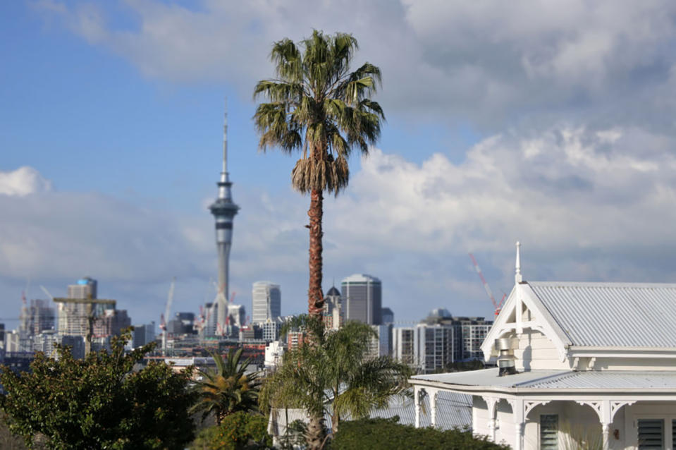 Casa vittoriana contro lo skyline della città di Auckland ad Auckland, in Nuova Zelanda.  Fonte: Avalon/Global Image Collection tramite Getty Images