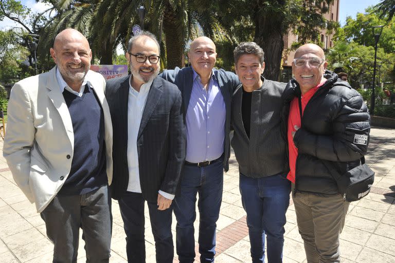 Los actores junto al novio, en el día de su casamiento