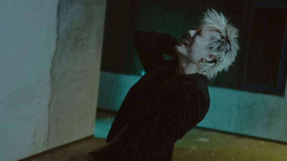 ▲Kr氪在主打歌〈鯨魚〉MV飾演情緒崩潰的「emo」男主角。