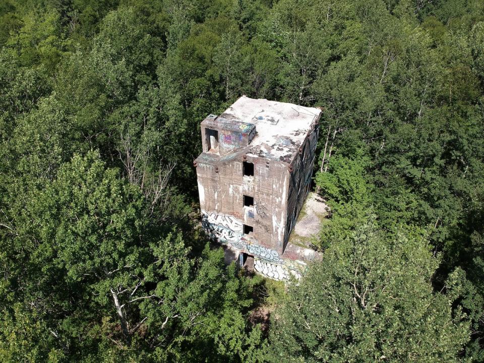 The tower was built to locate targets and guide the gun crew so they they knew where they were firing towards or if there was a threat to the harbor