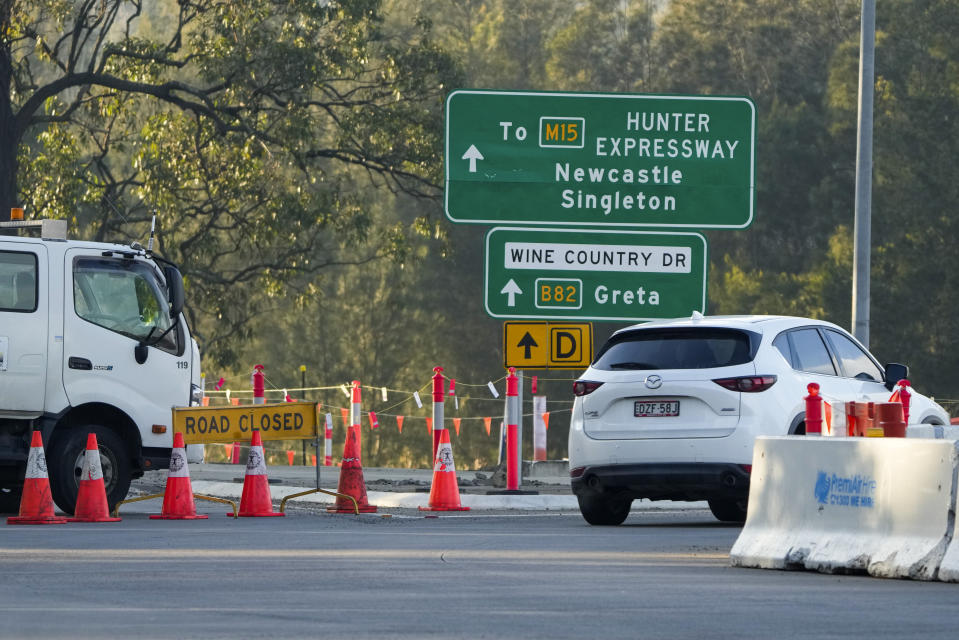 Una carretera está cerrada el lunes 12 de junio de 2023 cerca del poblado de Greta luego de que un autobús se accidentara, en el Valle de Hunter, al norte de Sydney, Australia. (AP Foto/Mark Baker)