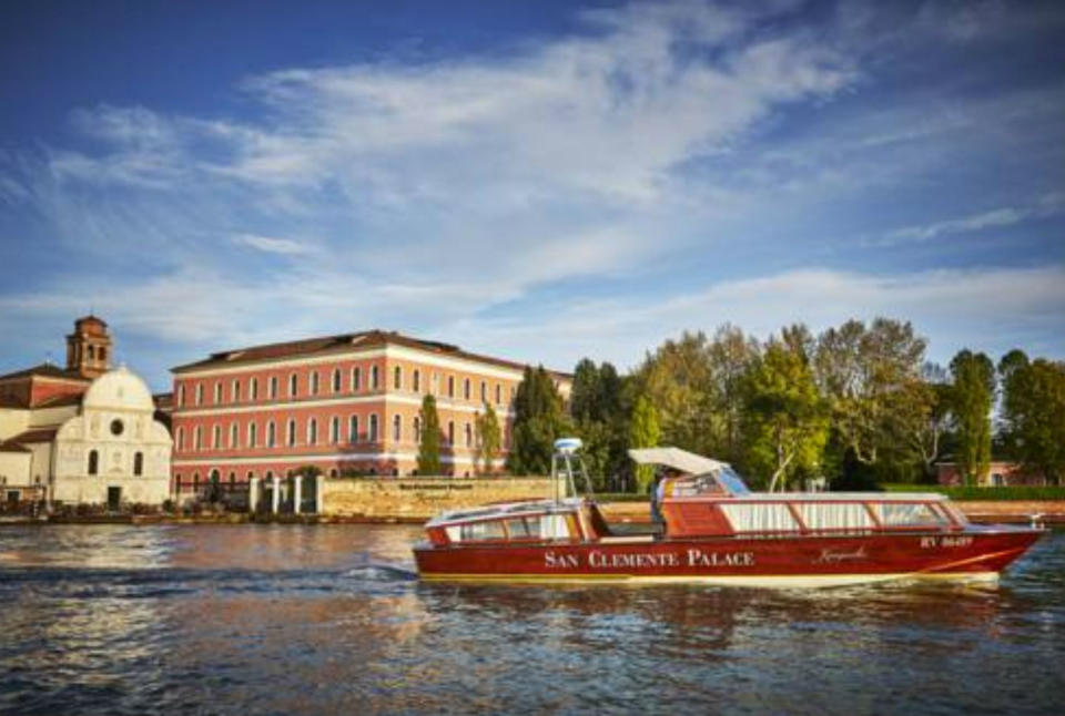 <p>Al sur de la ciudad de Venecia se encuentra el Palacio de San Clemente, un antiguo monasterio levantado en la isla del mismo nombre y convertido ahora en un resort de cinco estrellas. Cuenta con dos restaurantes de lujo, pista de tenis, campo de golf, playa privada y piscina climatizada. (Foto: The Leading Hotels). </p>