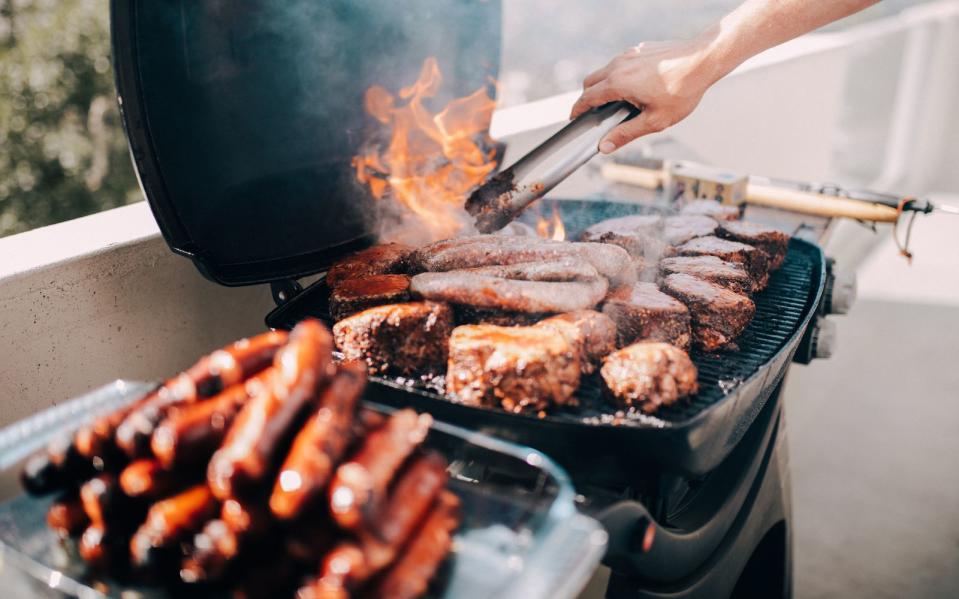 Sie kennen die Klassiker beim Grillabend: Burger, Steak, Bratwurst und dazu ein üppiger Kartoffelsalat. Spätestens wenn der Duft sich verbreitet, ist die Vorfreude groß - doch beim zweiten Nachschlag meldet sich auch schon das schlechte Gewissen. Von den zusätzlichen Kilos auf der Waage ganz zu schweigen. Mit diesen Rezepten brauchen Sie sich keine Gedanken nach dem Grillabend zu machen. Und keine Angst: Es wird trotzdem ausgesprochen lecker! (Bild: iStock / criene)