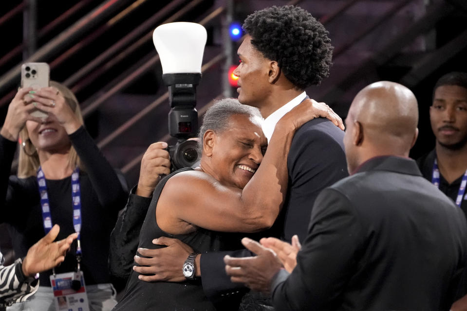 Ausar Thompson, a la derecha, abraza a su familia y amigos después de que los Pistons de Detroit lo seleccionaran como el quinto jugador general en el draft de la NBA en Nueva York, el jueves 22 de junio de 2023. (AP Foto/John Minchillo)