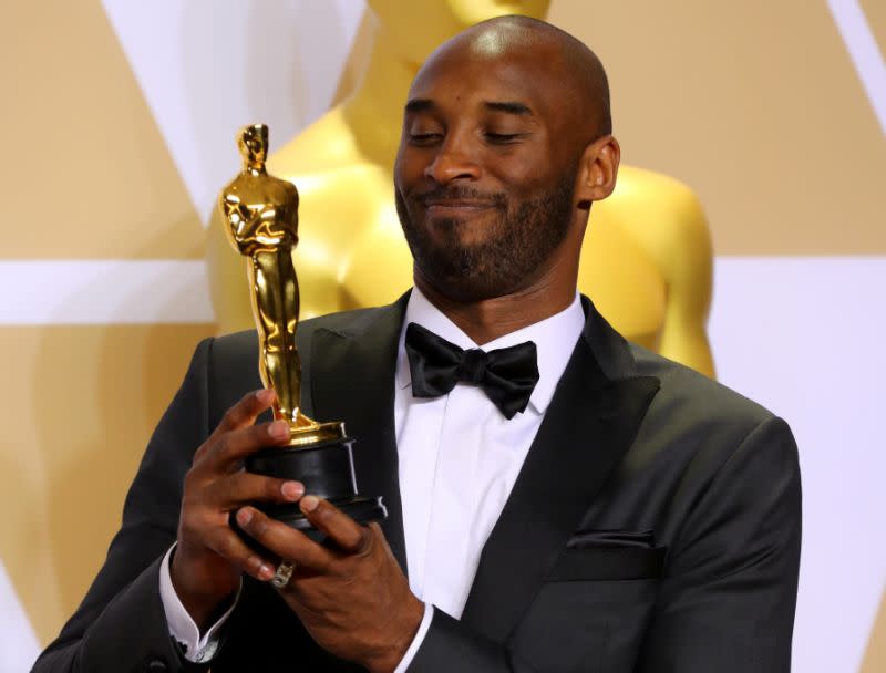 03/04/2018 - Kobe Bryant con el Premio al Mejor Cortometraje de Animación por “Dear Basketball”. REUTERS/Mike Blake