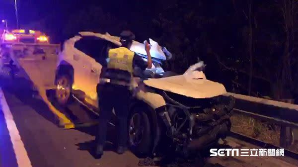 砂石車因自撞護欄停在內線車道等待處理，後方休旅車疑似來不及反應追撞上去。（圖／翻攝畫面）