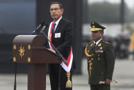 En esta imagen del 21 de septiembre de 2018, el presidente de Perú Martín Vizcarra asiste a una ceremonia para conmemorar el aniversario del ejército en Lima, Perú. Vizcarra se encuentra en una cruzada por eliminar la corrupción de la política peruana y convertirse en defensor de los pobres y olvidados después de su sorpresivo ascenso a principios del año tras la renuncia del exmandatario Pedro Pablo Kuczynski debido a las acusaciones de corrupción. (AP Foto/Martin Mejia)