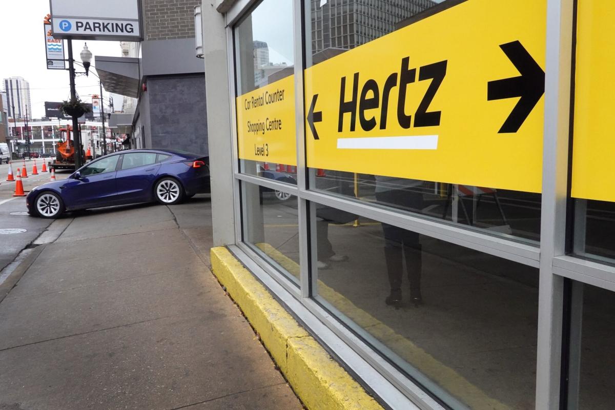 Hertz to Sell 20,000 EVs in Shift Back to Gas-Powered Cars