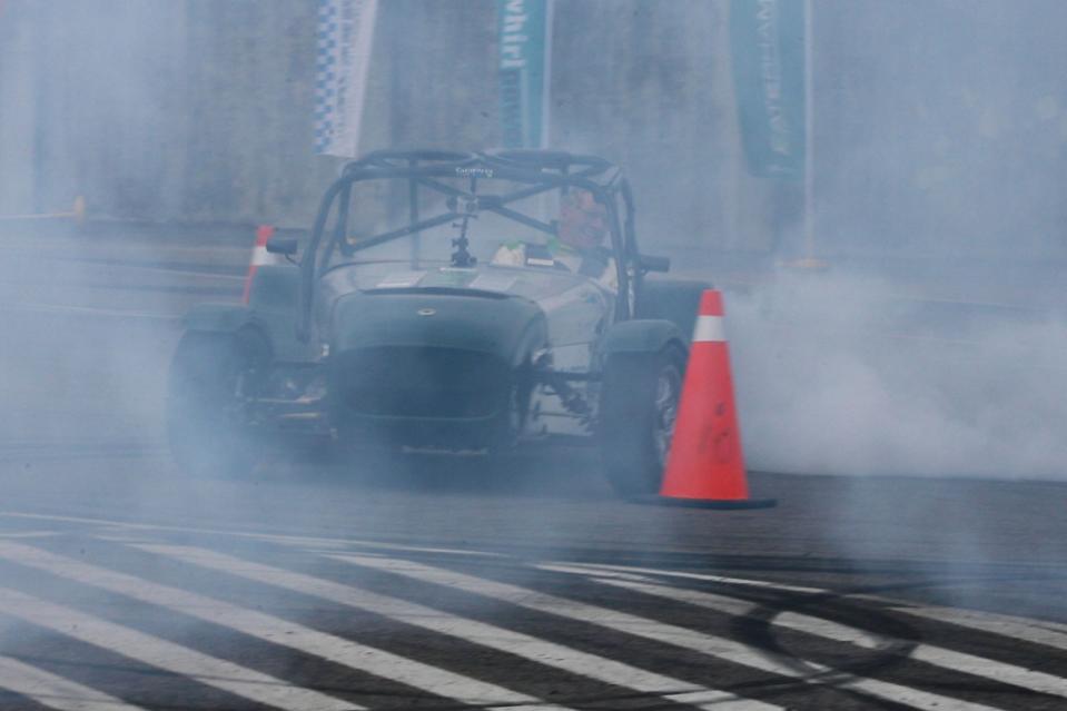 失控的美學 來「Caterham甩尾體驗營」感受熱血燒胎樂趣