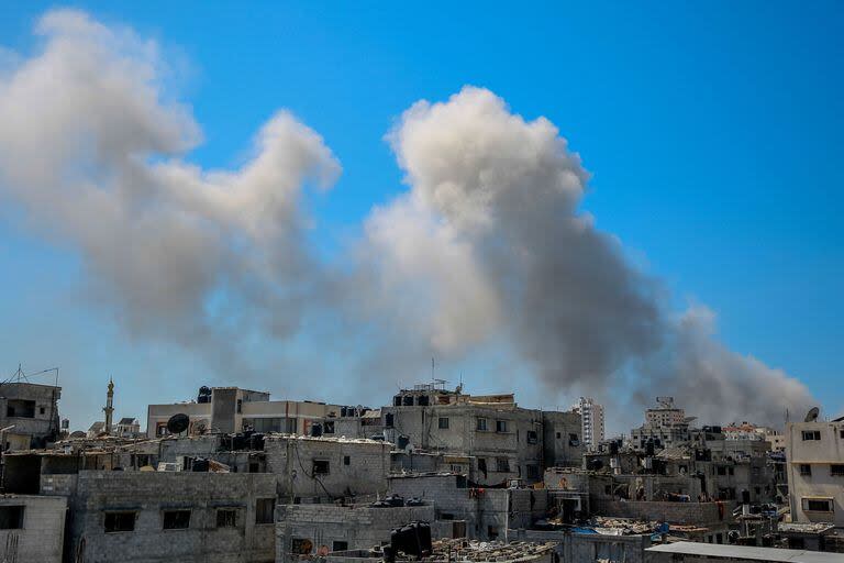 Una imagen muestra humo ondeando después del bombardeo israelí en las cercanías del hospital Al-Shifa en la ciudad de Gaza el 21 de marzo de 2024, en medio de batallas en curso entre Israel y el grupo militante Hamas