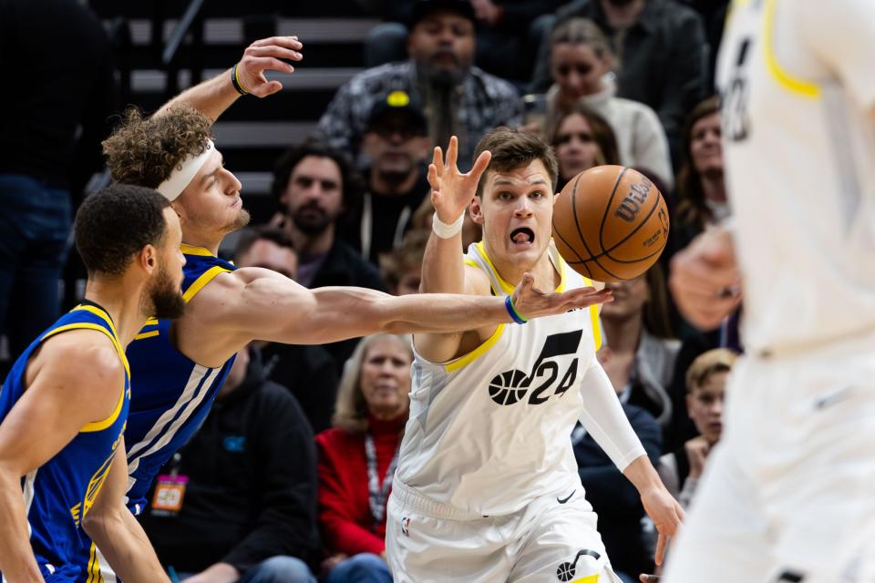 Golden State Warriors guard <a class="link " href="https://sports.yahoo.com/nba/players/10115/" data-i13n="sec:content-canvas;subsec:anchor_text;elm:context_link" data-ylk="slk:Brandin Podziemski;sec:content-canvas;subsec:anchor_text;elm:context_link;itc:0">Brandin Podziemski</a> (2) and Utah Jazz center Walker Kessler (24) reach for the ball during the NBA basketball game between the Utah Jazz and the Golden State Warriors at the Delta Center in Salt Lake City on Thursday, Feb. 15, 2024. | Megan Nielsen, Deseret News