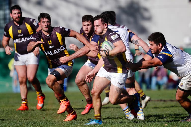 Tobías Bernabé corre hacia el tercer try de Belgrano, al comienzo del segundo tiempo; Hindú cayó en la calle Virrey del Pino y fue desplazado por Newman de la vanguardia del Top 13 de URBA.