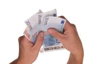 <p>Obviamente, el sueldo se encuentra también entre los factores que más repercuten en la felicidad de los trabajadores. No solo por la importancia que tiene para su vida personal, sino porque un buen salario les hará sentirse valorados por la empresa. (Foto: <a rel="nofollow noopener" href="http://pixabay.com/es/euro-dinero-pagar-427533/" target="_blank" data-ylk="slk:Pixabay" class="link ">Pixabay</a> / niekverlaan). </p>