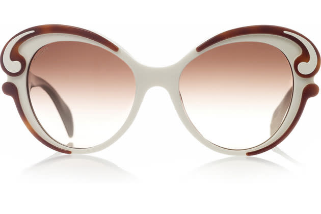 Schmuckstück: Acetat-Brille aus der Prada Minimal-Baroque Kollektion. Diese Sonnenbrille ist ein Fashion-Statement! (280,84 Euro über net-a-porter.de)