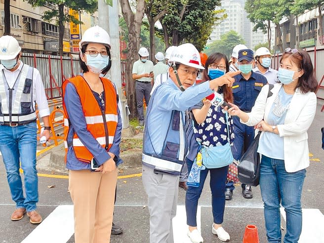 高雄輕軌二階工程正式復工，高雄市副市長林欽榮（中）3日前往視察，在動工後首個上班日交通並無嚴重壅塞情形。（洪浩軒攝）