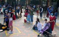 Gesichtsmasken und Social Distancing im Disneyland-Themenpark in Schanghai. Der Park durfte nur unter strengen Auflagen wieder öffnen. Foto: AP Photo / Sam McNeil