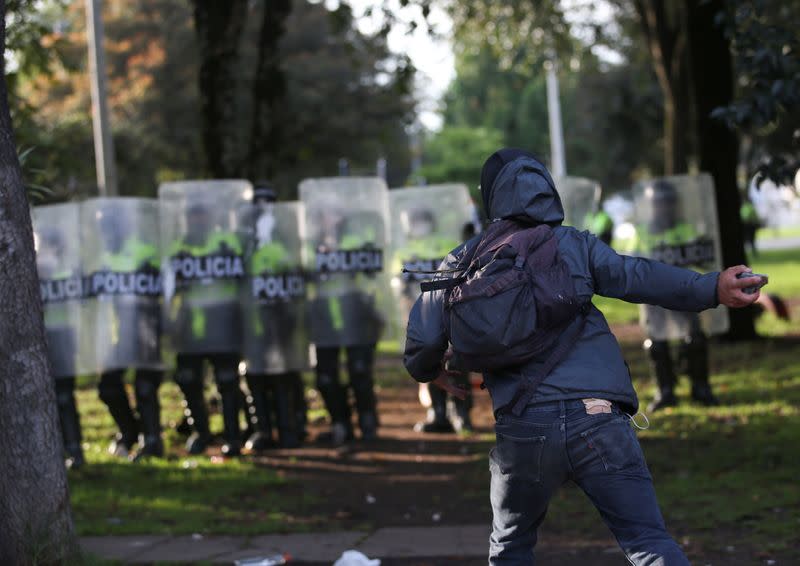 Un manifestante ataca a la policía durante los enfrentamientos frente a una estación policial después de que un hombre, que fue detenido por violar las normas de distanciamiento social, murió al ser agredido por dos policías que le aplicaron repetidamente descargas con una pistola eléctrica en Bogotá