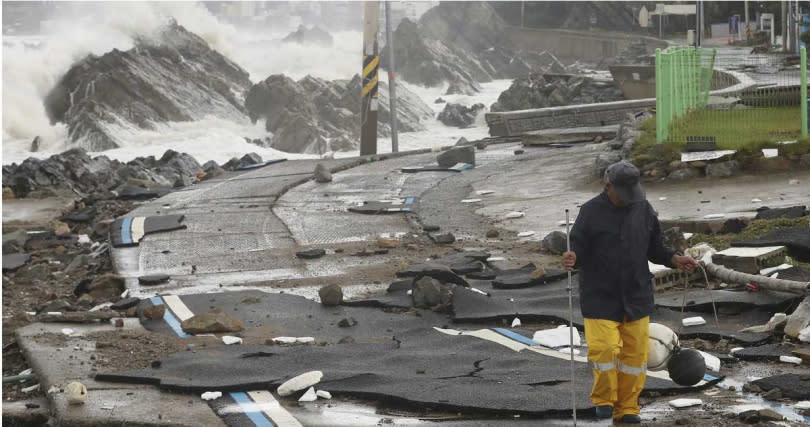在颱風軒嵐諾侵襲下，慶尚北道浦項市6日拍攝到巨浪。（圖／達志／美聯社）