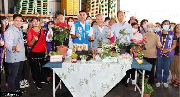 苗栗縣卓蘭鎮農會行銷產業文化表揚優良農民，前排右四為徐耀昌縣長。<br />（記者江乾松攝）