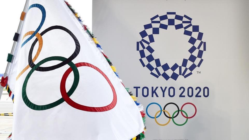 Le drapeau olympique et le logo des Jeux Olympiques de Tokyo (Photo : KAZUHIRO NOGI/AFP via Getty Images)