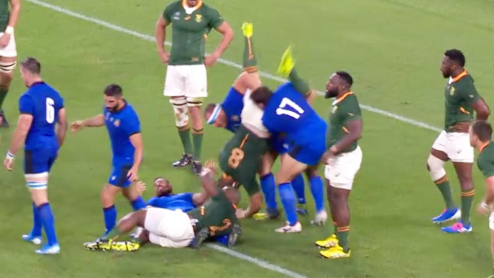 Duane Vermeulen of South Africa is fouled by Andrea Lovotti of Italy resulting in a red card. (Image: Fox Sports)