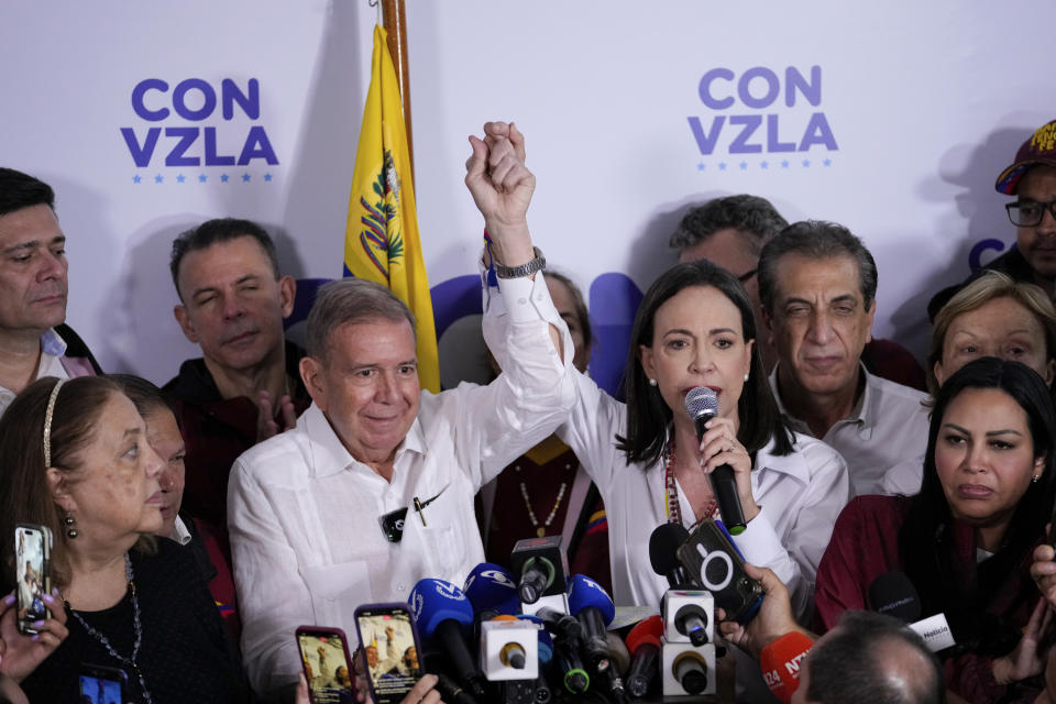 La líder opositora María Corina Machado, a la derecha, y el candidato presidencial Edmundo González dan una conferencia de prensa después de que las autoridades electorales declararan al presidente Nicolás Maduro ganador de las elecciones presidenciales en Caracas, Venezuela, el lunes 29 de julio de 2024. (AP Foto/Matías Delacroix)