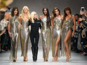 <p>The original supermodels shut down the Versace show during Milan Fashion Week.</p>