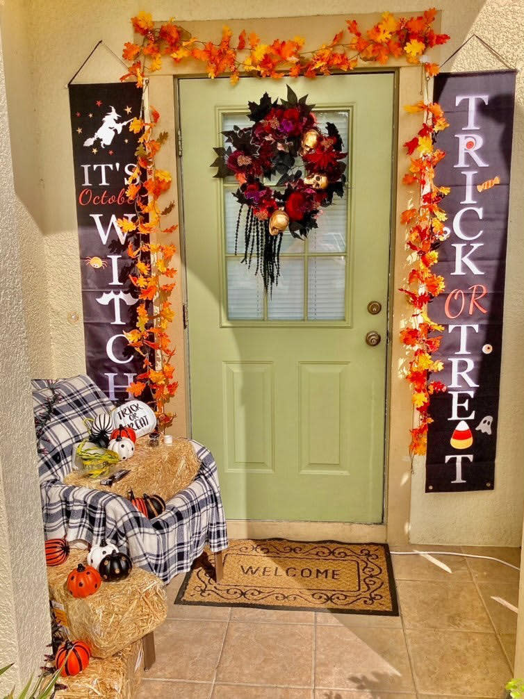 <div class="inline-image__caption"><p>Kasie's first-ever fall decorations.</p></div> <div class="inline-image__credit">Kasie</div>