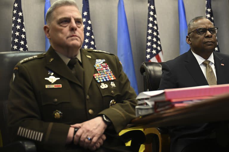 El secretario de Defensa de EEUU Lloyd Austin (d) con el jefe del Estado Mayor general Mark Milley en el Pentágono en Washington el 15 de marzo de 2023.   (Andrew Caballero-Reynolds/Pool via AP)