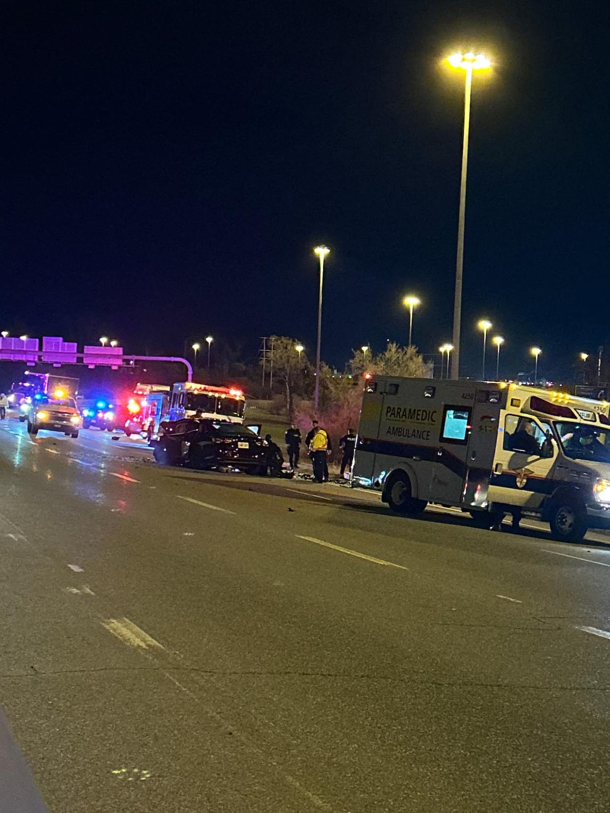 The crash scene on Highway 417 in Ottawa around 3:45 a.m. on Thursday. (Elke Semerad/CBC - image credit)