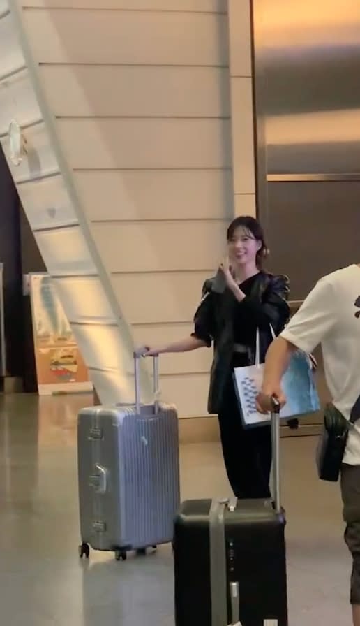 李晧禎推著行李箱現身，驚訝竟有這麼多粉絲等待自己，揮手感謝粉絲。
