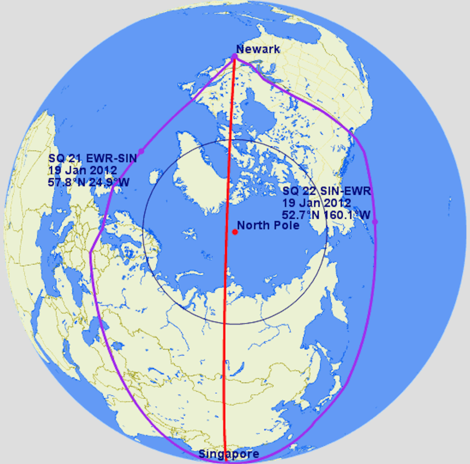 El mapa “muestra en color morado las rutas de vuelo aproximadas para el SQ 22 (SIN-EWR) y el SQ 21 (EWR-SIN) y las estimaciones de sus puntos más al norte. Esas rutas son entre un 11.3 y 7.2 % más largas que la ruta geodésica más corta, reflejada en rojo. El Círculo Polar Ártico se muestra con un círculo azul, pero ningún vuelo se acerca mucho a la región ártica, mucho menos al Polo Norte”. (Foto: John Chesire)