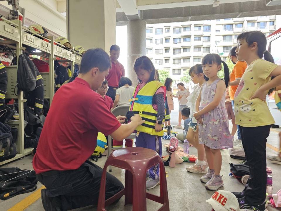 長頸鹿美語補習班於今日與桃園分隊合作，舉辦了一場別開生面的水域安全宣導及消防體驗活動。圖：消防局提供