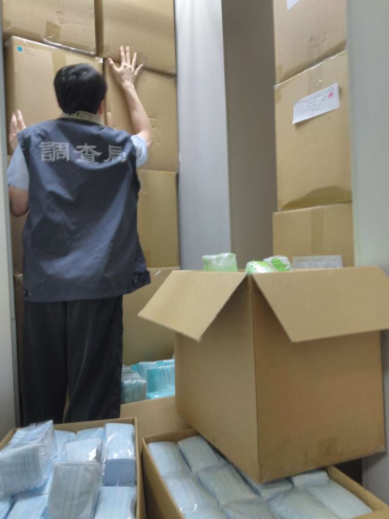 20200908-劉姓負責人前後共計仿製2萬200個醫療口罩外盒，不法所得近200萬元。（調查局提供）