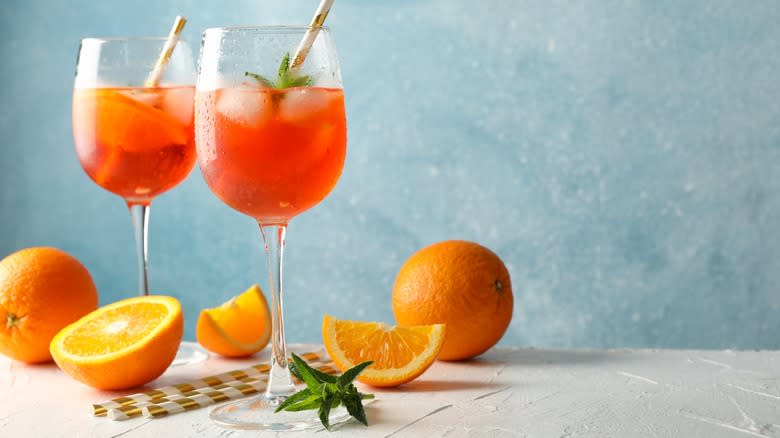 Due cocktail Aperol spritz all'arancia