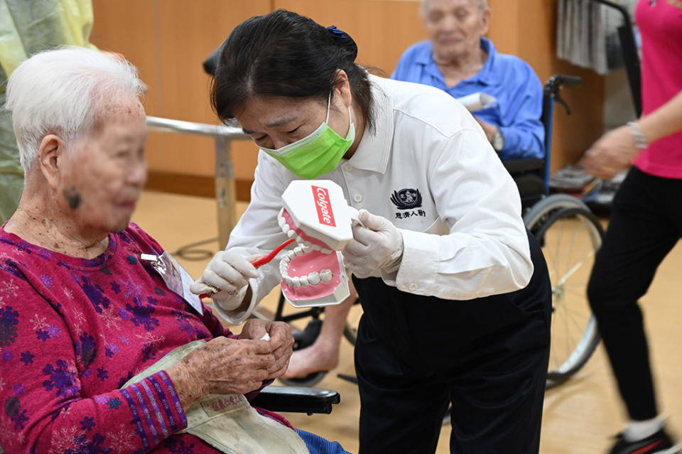 慈濟人醫會約205位醫護人員與志工，11月21、22日二天於臺東仁愛之家養護中心、財團法人創世社會福利基金會臺東分院、慎修養護中心進行今年的洗牙義診。