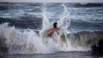<p>Für einige wenige hat der anstehende Hurrikan auch positive Seiten. Der US-amerikanisch Bodysurfer Andrew Van Otteren erklärt, dass die Wellen jeden Tag größer und besser wurden, seitdem der Sturm Kurs auf die USA nimmt. Dies nutzen hartgesottene Surfer aus. (Bild: AP Photo/Stephen B. Morton) </p>