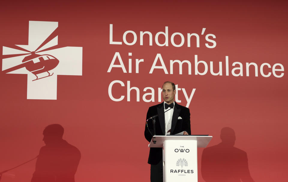 El príncipe Guillermo, el príncipe de Gales, pronuncia un discurso en la gala y cena de London Air Ambulance Charity en The OWO, en Londres el miércoles 7 de febrero de 2024. (Daniel Leal/Pool Photo via AP)