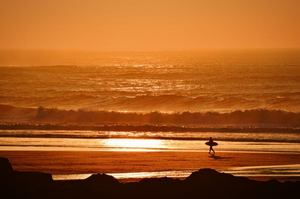 Head to the UK’s southernmost beaches for some spectacular sea-smacked sunsets (Photo by Adel Emma on Unsplash)