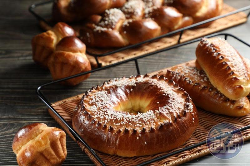 歐式甜麵包布里歐家族「王冠」（中，130元／個）「布里歐修格」（右，65元／個）「布里歐」（左，38元／個）和「上，布里歐辮子」（130元／個），形狀不同，綿密感各異。