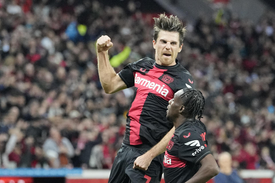 Jonas Hofmann del Bayer Leverkusen celebra tras anotar el segundo gol de su equipo en el encuentro ante el Freiburg en la Bundesliga el domingo 29 de octubre del 2023. (AP Foto/Martin Meissner)