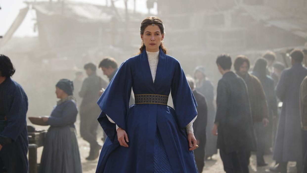  Rosamund Pike as Moiraine and Josha Stradowsk as Rand in The Wheel of Time season 2 