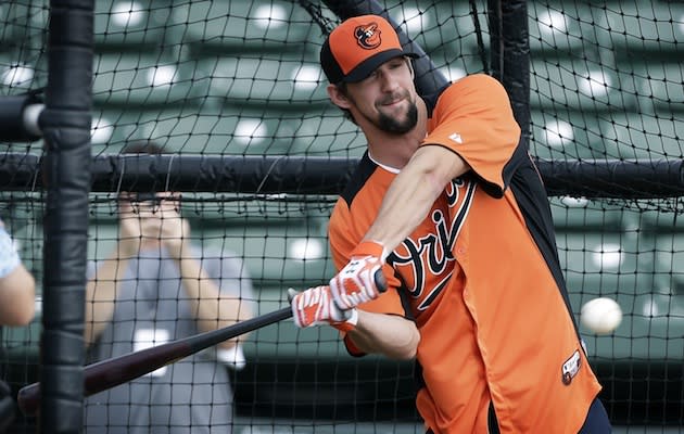 Michael Phelps takes batting practice with the Baltimore Orioles (Videos)
