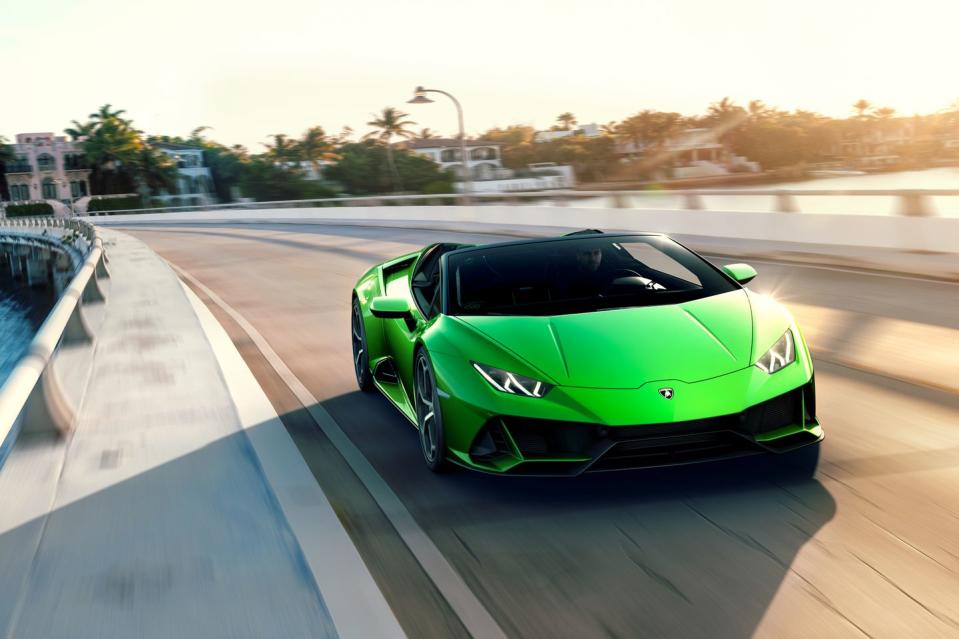 <p>Like the Huracán Evo coupe, the Huracán Evo Spyder borrows its 5.2-liter naturally aspirated V-10 engine from the Performante versions of the Huracán.</p>